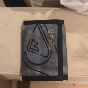 I’m trying to sell the wallet I’m really poor